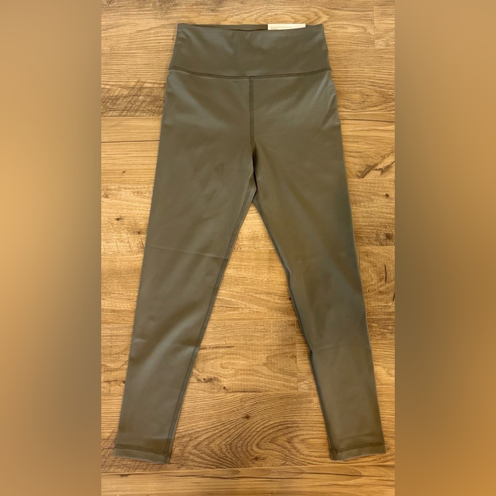 American Eagle Lightweight Everything Legging – Hiker Olive, Size Medium (NWT) - Picture 2 of 5